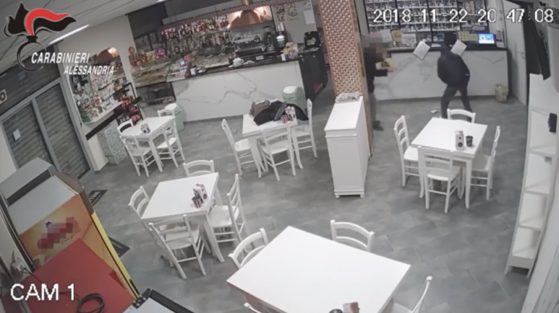 VIDEO - Il rapinatore 